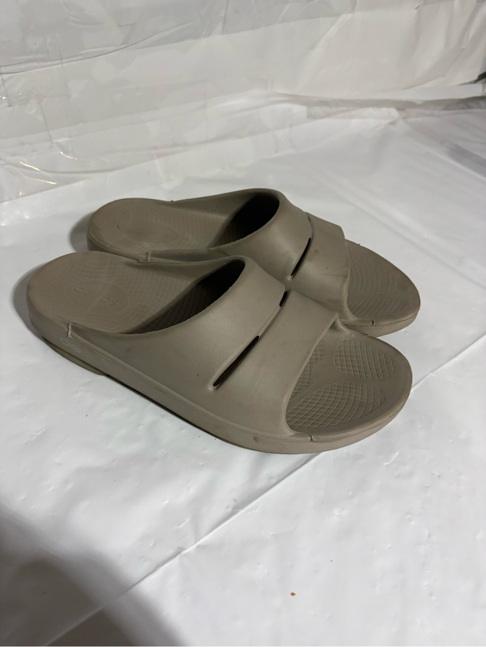OOFOS Men's/Unisex Slide Sandals in Taupe